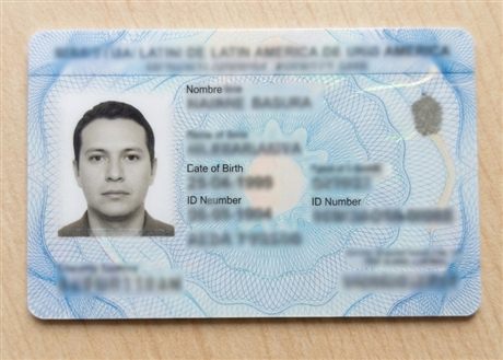 Foto de um documento de identidade fictício enviado ao chat, com os dados ocultos por privacidade
